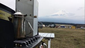 キャンプ道具と富士山