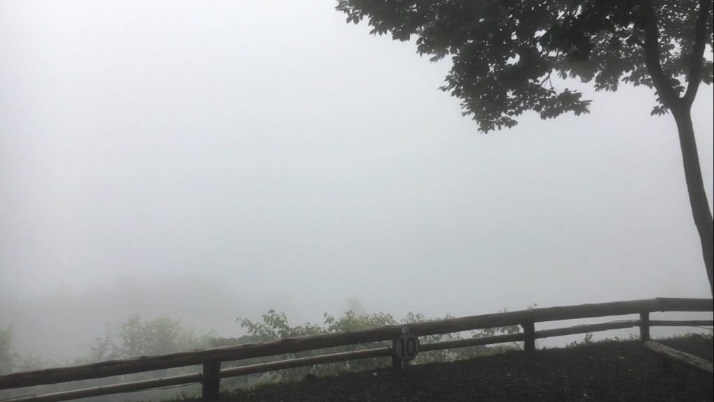 霧の中のキャンプ