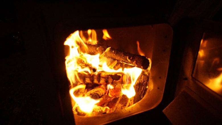 薪ストーブの焚き火