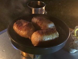 肉巻きおにぎりを焼く