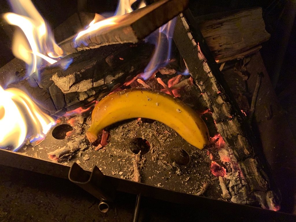 焚き火の中のバナナ