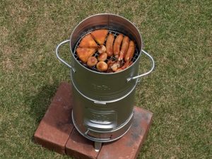 缶スモーカーと缶ストーブを重ねる