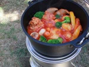 缶ストーブでダッチオーブン